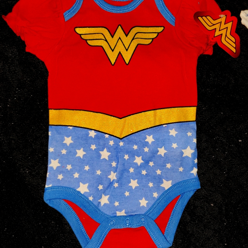 Wonder Woman - Picture 2 of 3